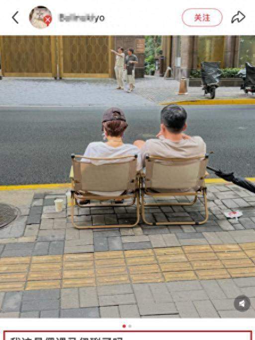 马伊琍50岁街边喝咖啡，身边男士引发猜测