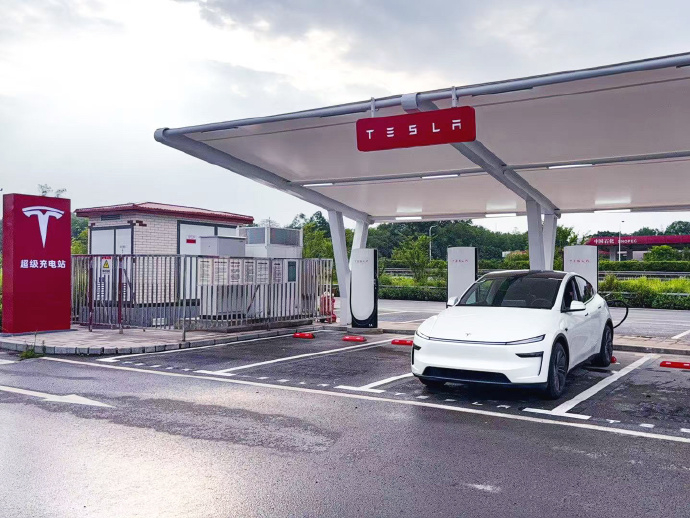 放弃3万补贴也要买？一次超级充电体验，让法国车主果断下单特斯拉该车主原本计划花两