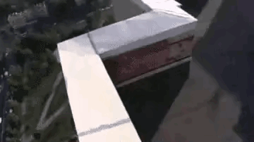 国外人少是有原因的，他们完全不怕危险。