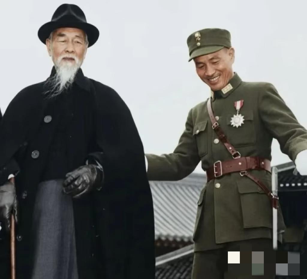 这是一张1943年的照片，照片中被蒋中正恭敬的搀扶着的老者，正是当时中国的国家元