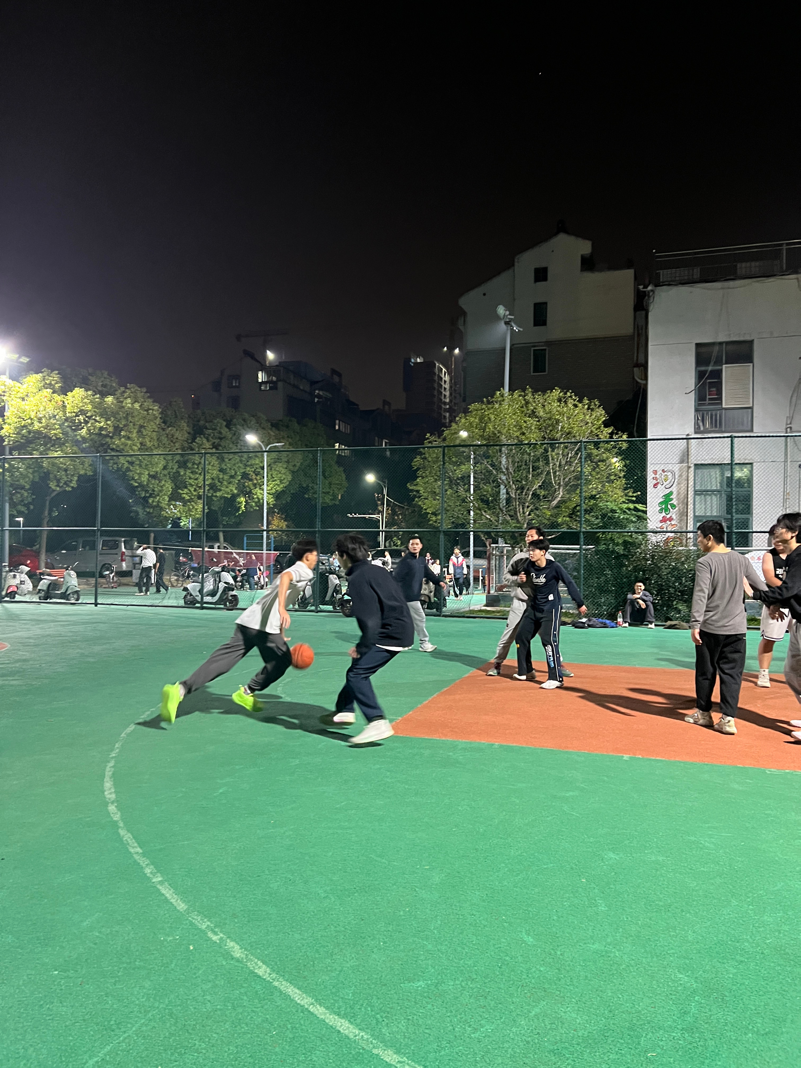 今天军训00后，小朋友没受过伤，左突右冲，跟着跑跑，就当减肥了。  