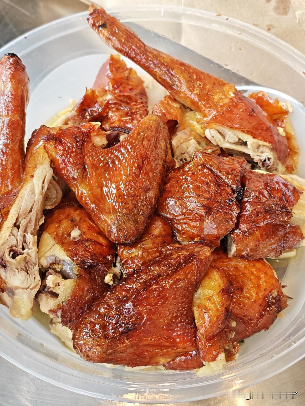花73.9买了一只顺德脆皮烧鸡，老板打包忘记给饮料和米饭了，给我退了5块～

有