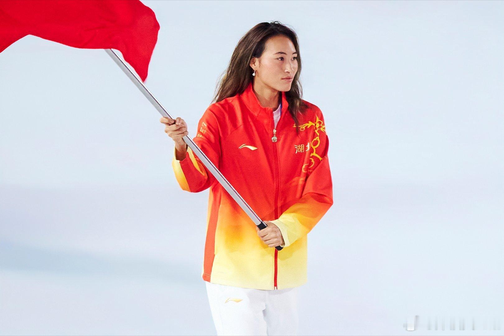 Not Breaking News：开幕式上担任湖北队旗手的郑钦文，确认因伤退出