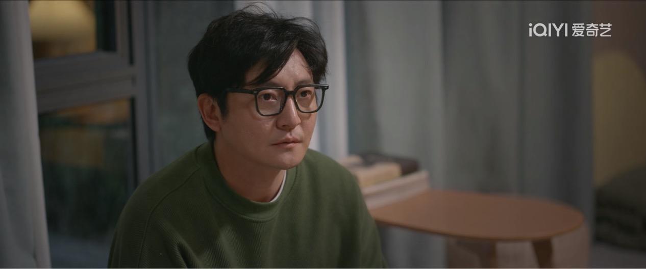 这次郭京飞在《小夫妻》中饰演的周全一角，是真的太委屈了。

明明他是互联网精英有