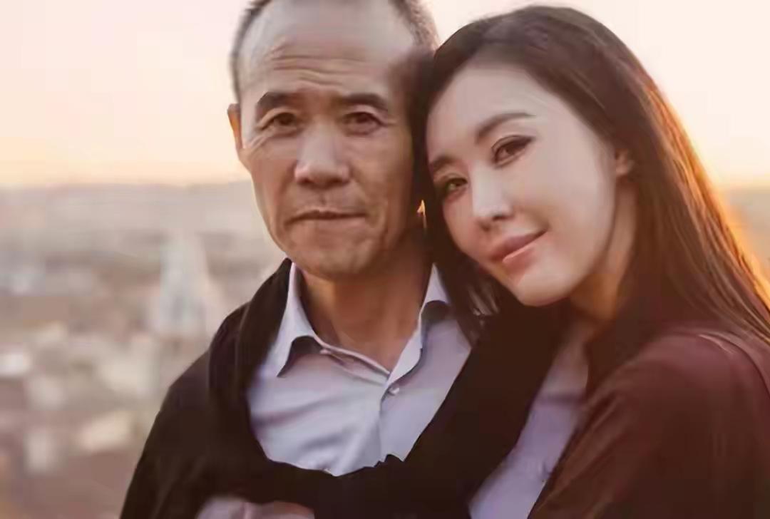 最近前地产大佬王石跟田朴珺的感情问题被传得沸沸扬扬，也许仅仅是传闻而已。前些年王