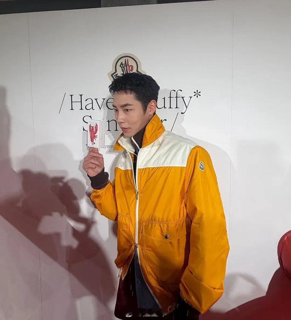 李宰旭发生了什么？怎么现在这么0里0气 