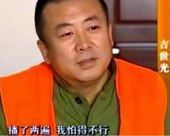 2011年，一名瘫痪多年的民警坐在轮椅上在家中看电视，突然，他神情激动，指着电视