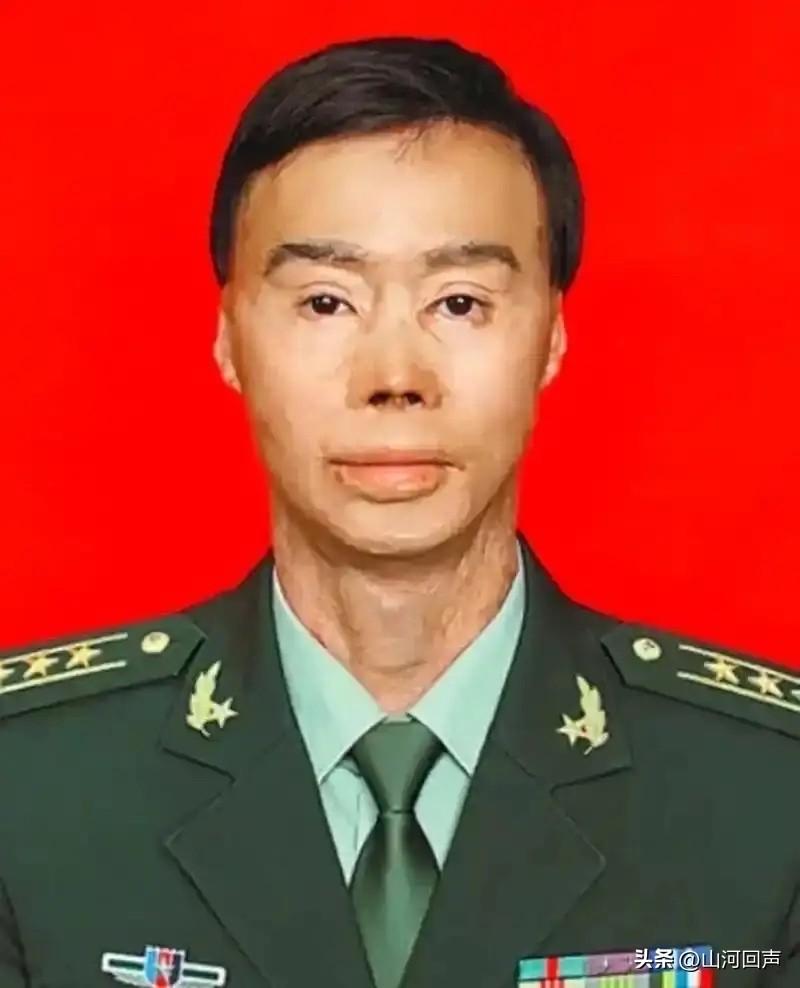 1995年，一名解放军战士在乘车回部队的途中，劝司机不要停下加油，但司机执意停下