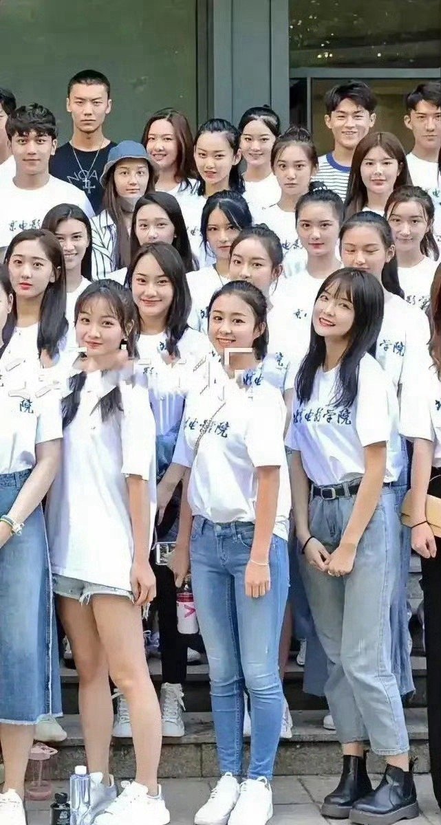 有人说，北电学院大一大学生里第一排穿短裤的女生肯定会爆 ​​​