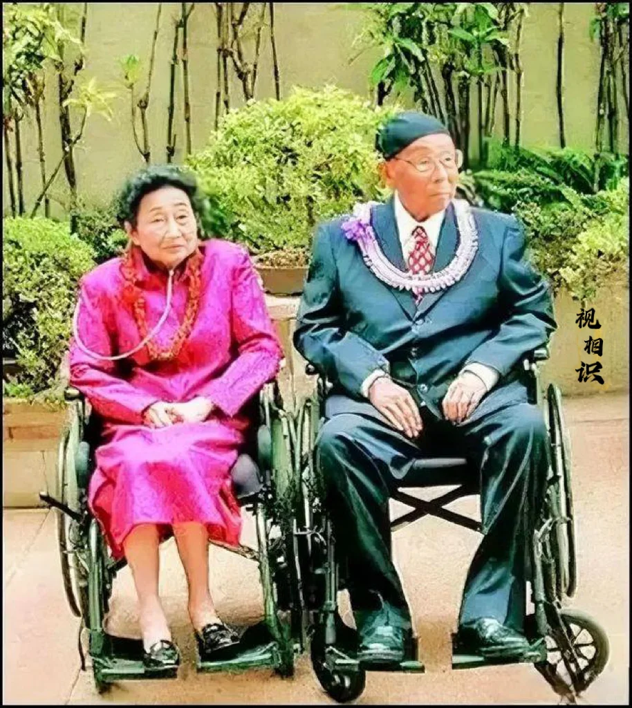 2000年，美国夏威夷，张学良百岁寿诞，和88岁的妻子赵一荻的合影，两人都已经是...