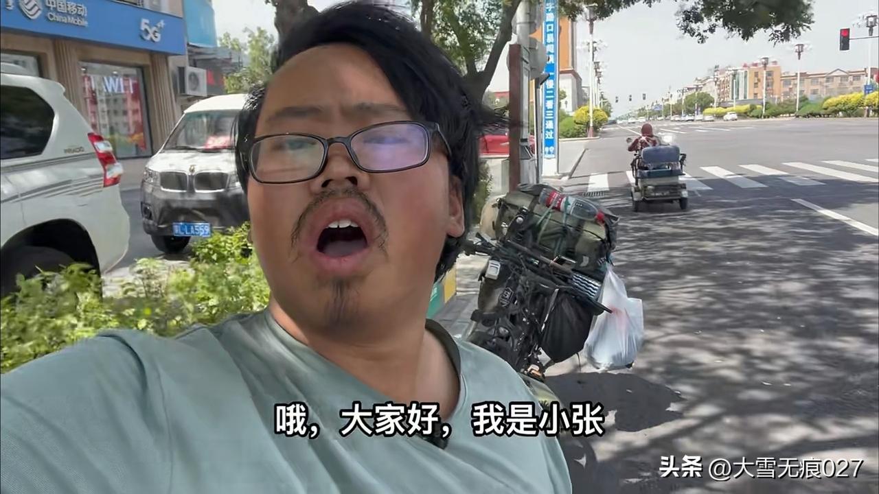 靓仔小张，恶搞的片头、邋遢的外形、碎嘴式表述、流水式内容是他的流量密码。
我就喜