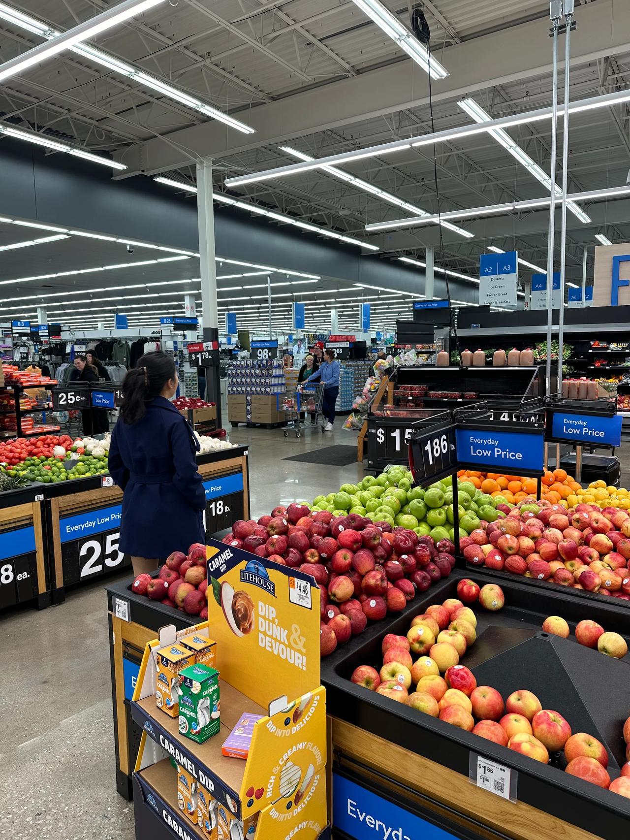 感恩节前一天晚上的美国沃尔玛，才发现旺旺雪饼还有外国名字，居然还是日语这是怎么回