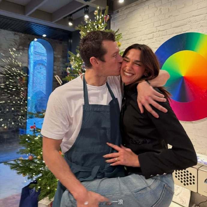 卡哥和啪姐家人欢度圣诞卡哥啪姐圣诞合照 卡哥与啪姐家人欢度圣诞节。 