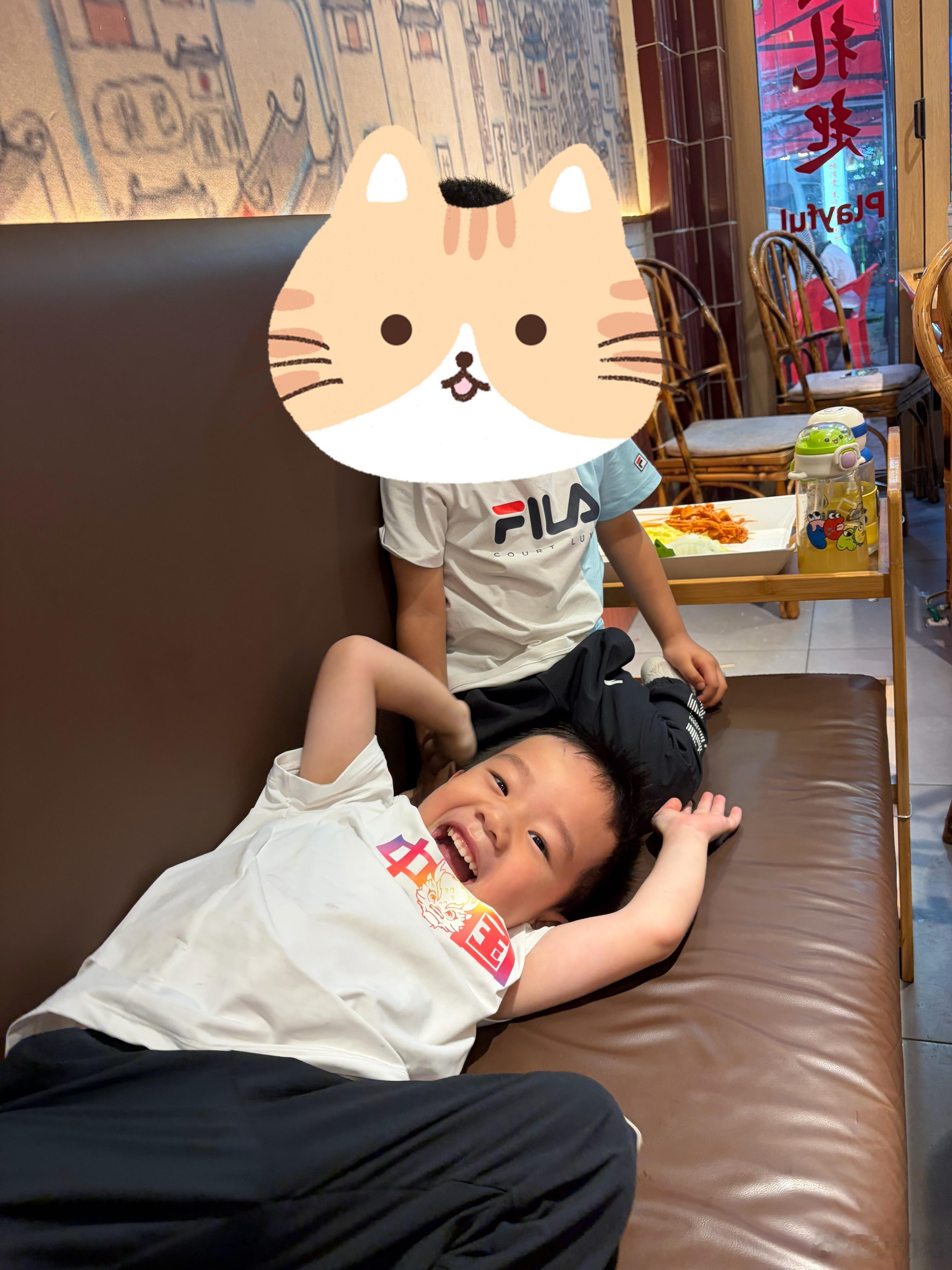上次宥宥找同学玩，和同学一起吃烧烤，今天下午下完雨又去找同学玩。同学爸爸来给他们