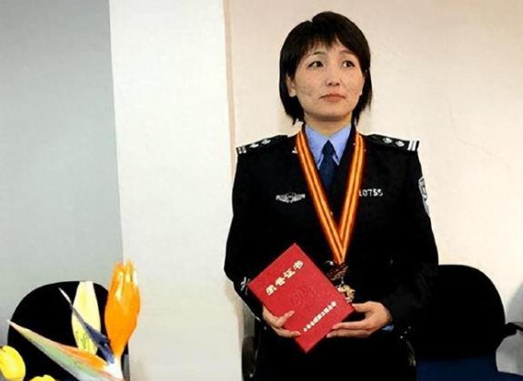 2006年，身陷囹圄的张高平在监狱中偶然看到电视画面，女警官聂海芬正在镜头前谈及