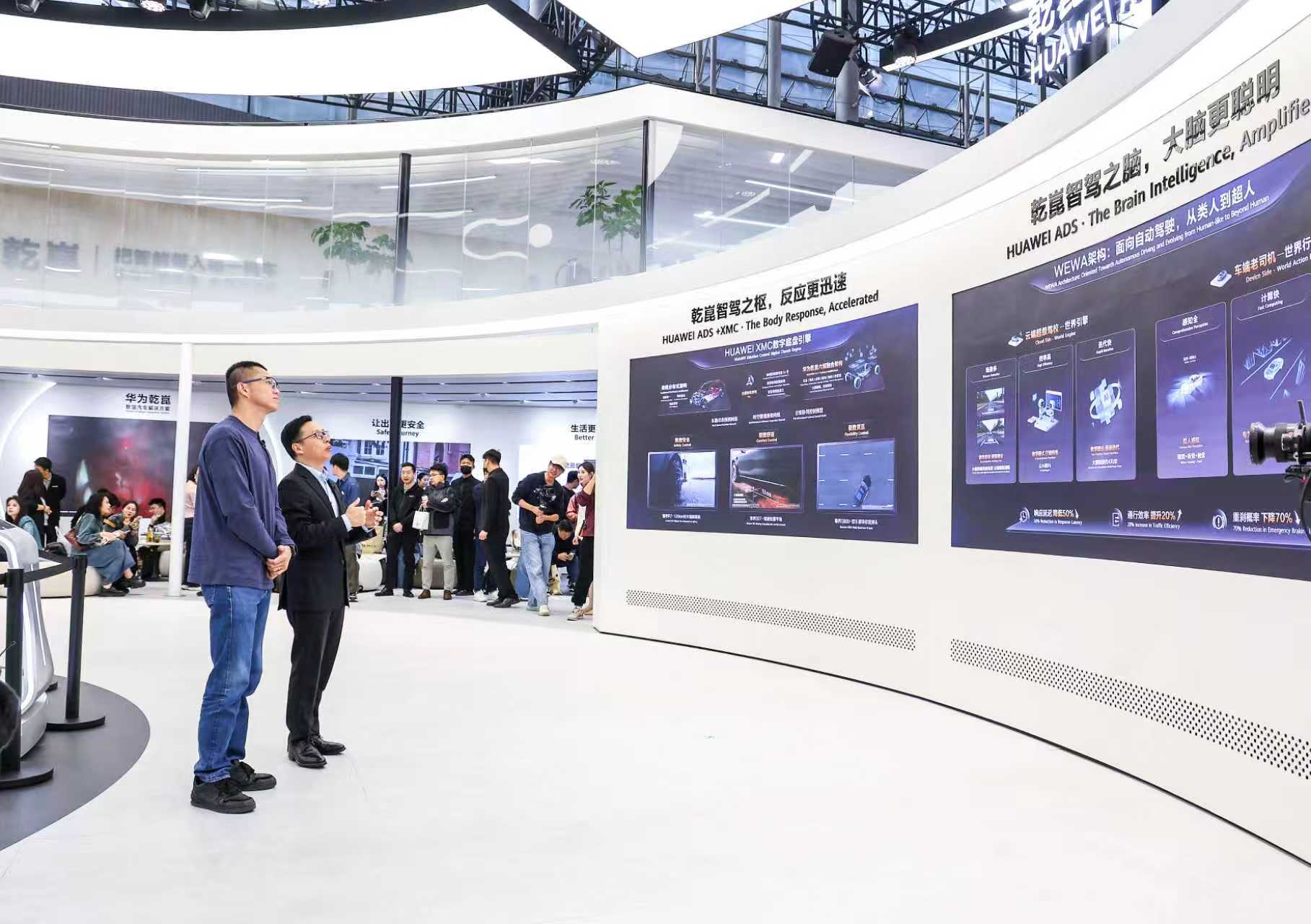 站在角落看了两分钟，我懂为什么人围成一圈华为乾崑展台太火了，我路过时看到陈震和靳