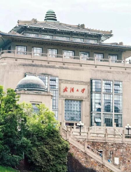 百年名校被一个劣德学生拿捏
可笑！都是自己作的


武大保她不是因为多优秀，
而
