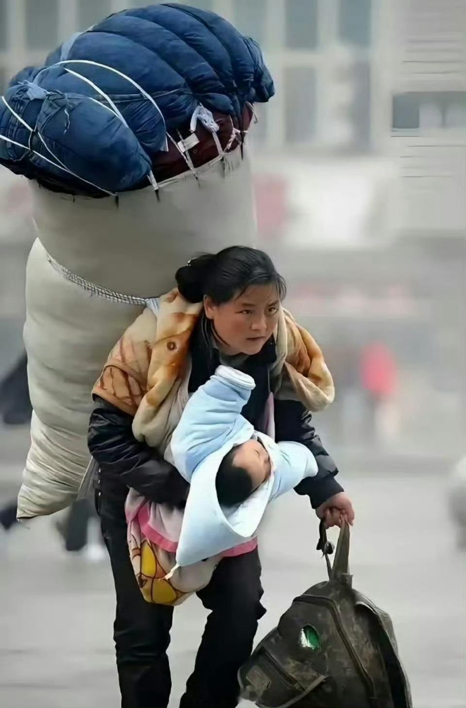 16年前的春运母亲，如今已经是五个孩子的妈妈！当时抱着的是红围巾的女孩不