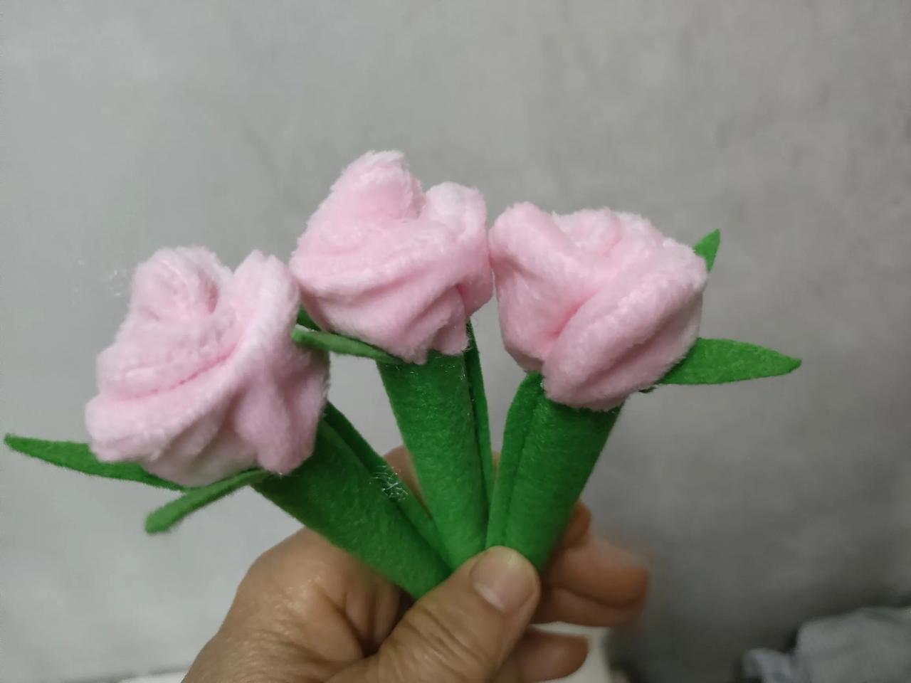 #记录我的9月生活#
#晒晒你的手工活# 
接了个手工活，把花🌸缝在绿色的杆上