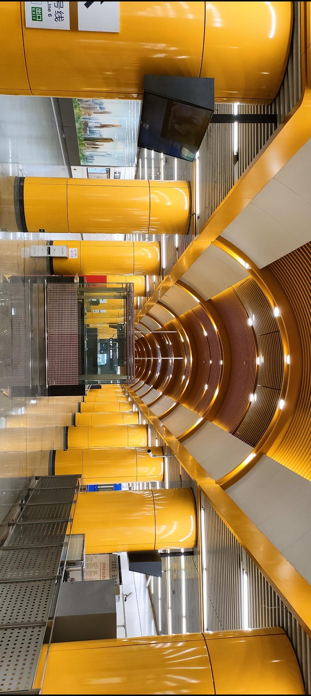 现代感十足的地铁站，黄色与棕色相间，充满活力！