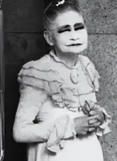 照片中这个打扮妖娆的日本老太，74岁高龄却仍在街头拉客，她还有个奇怪规矩：客人可