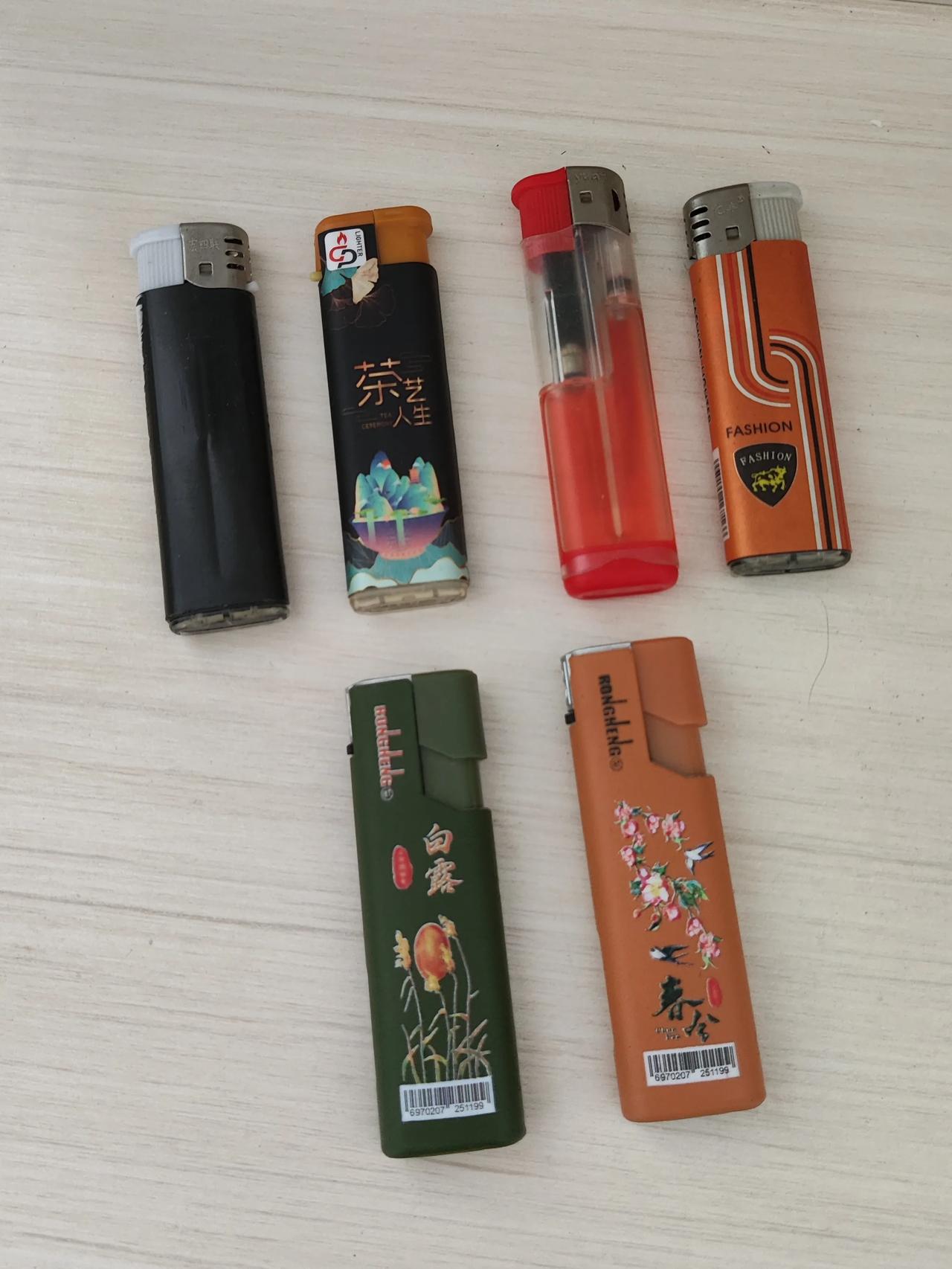 老公不抽烟，家里却一堆打火机……

收拾屋子，看到架子上放了好几个打火机。

老