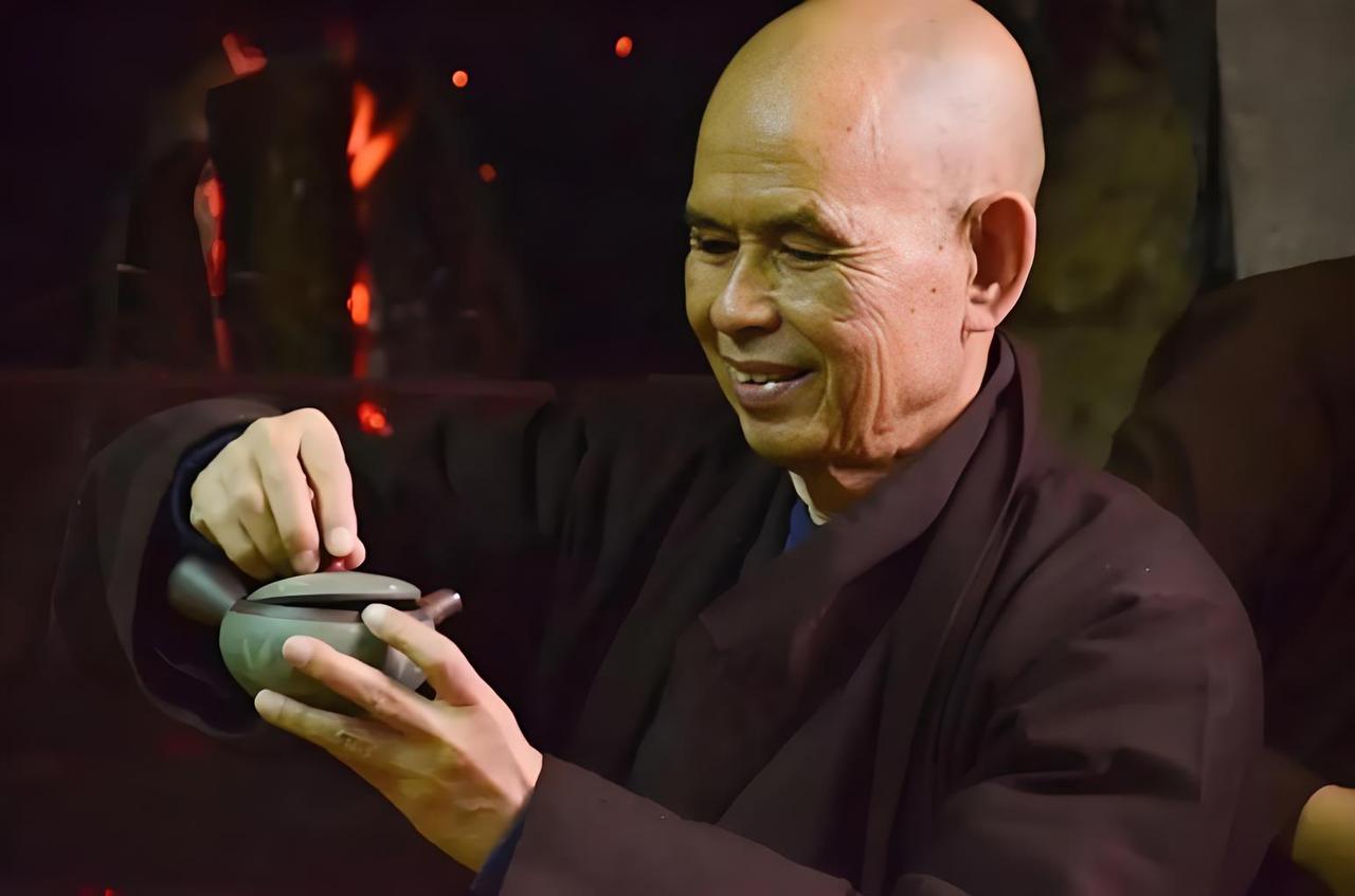 每日智慧 晨间自醒：洗碗就是洗碗
 
 
洗碗就是洗碗。手上沾着泡沫，水温不凉不