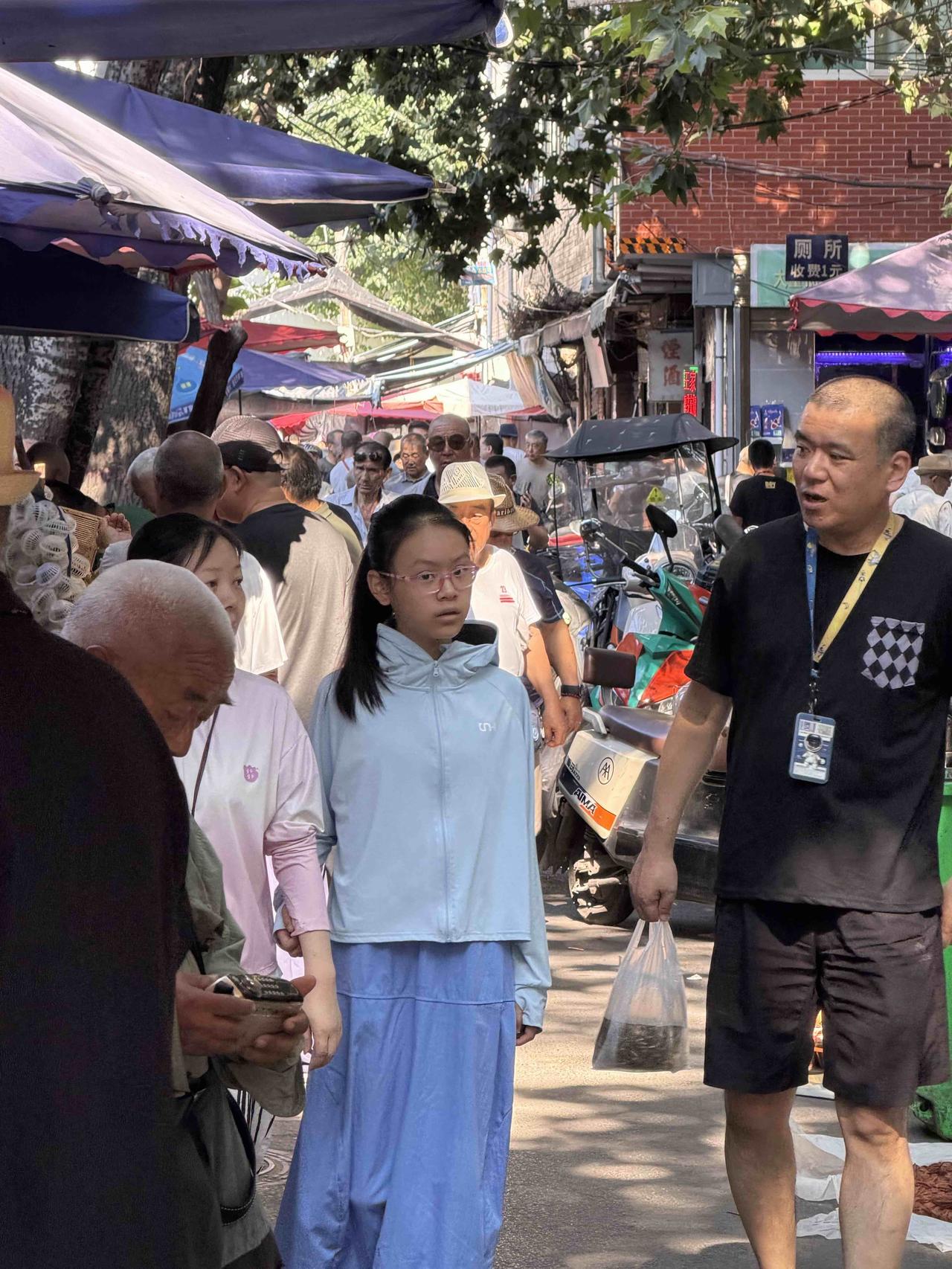 今天，西安高温，上午逛档子的老市民，依然不少！
我八点多，从西仓南巷进入档子，当