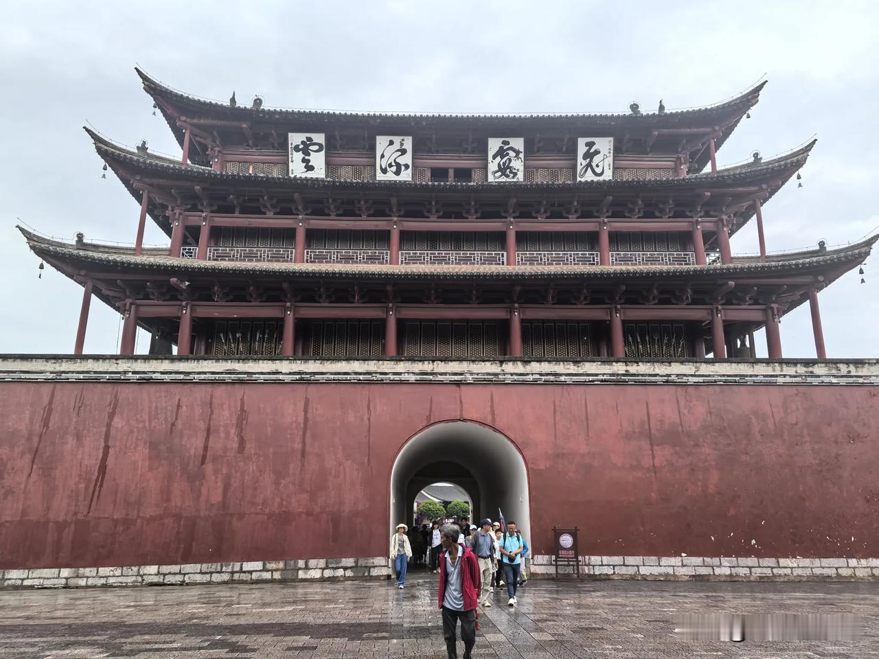 七律·巴甸女子
巴甸灵钟毓秀乡，
佳人绰约韵流芳。
眉弯宛似春山黛，
目澈犹如秋