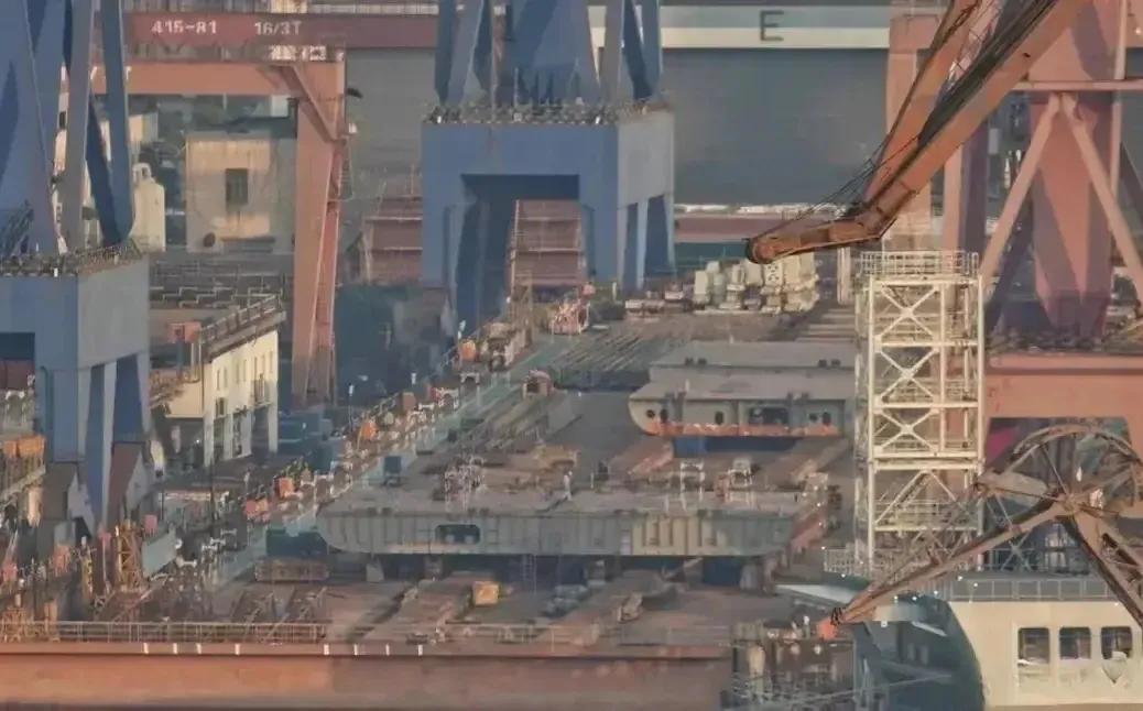 076型两栖攻击舰已经在沪东中华造船厂开始建造，进度也是相当快，第一批次很可能会