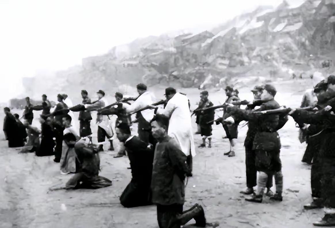 1947年8月，国民党师长李铁民下令将一百多地下党杀害，少将多地下党杀害，少将韩