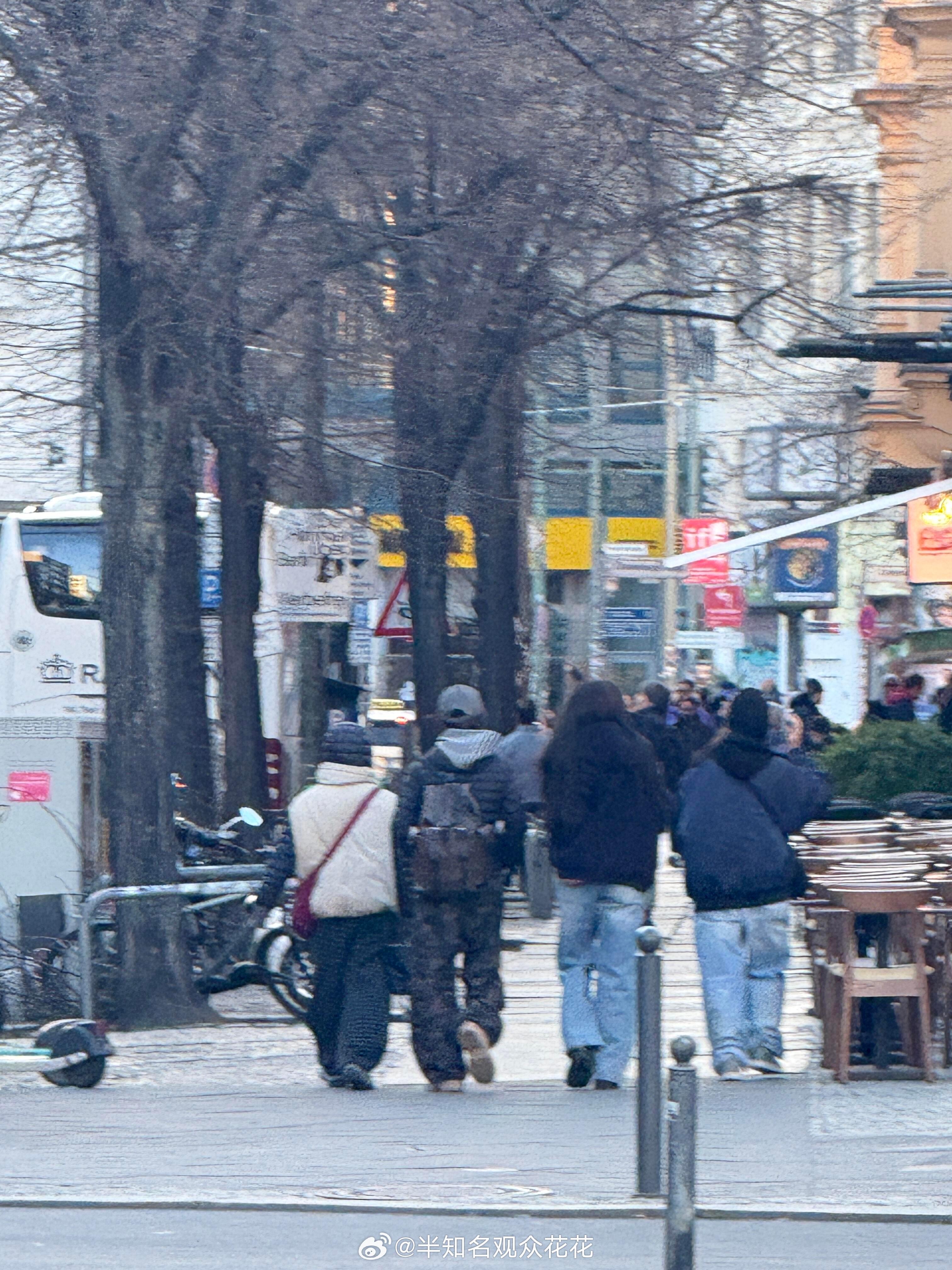 柏林街头偶遇杨超越 我现在有点事 要去柏林一趟 