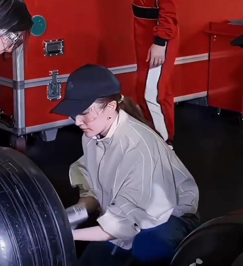 刘亦菲8秒换胎惊艳全网 赛道反差飒气拉满
 
近日，刘亦菲F1赛场8秒换胎视频刷