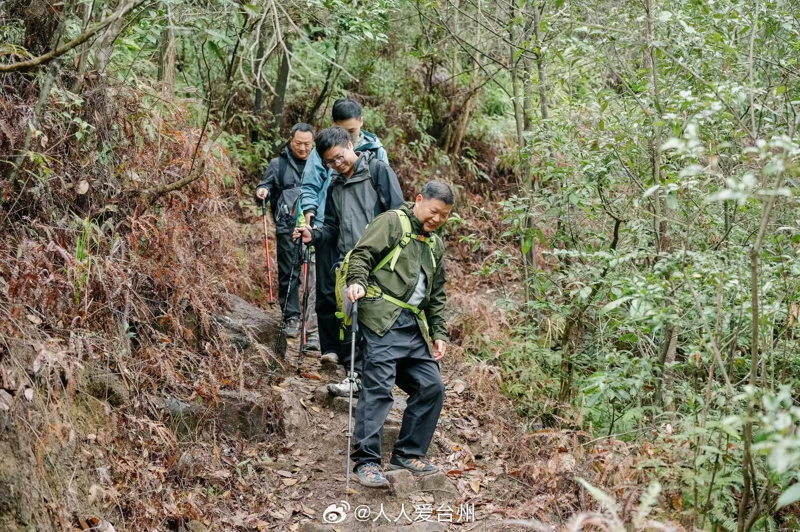 一场15公里的山野徒步把台州春天变得鲜活 狮子山的水库映着天，法云寺的钟声追着风
