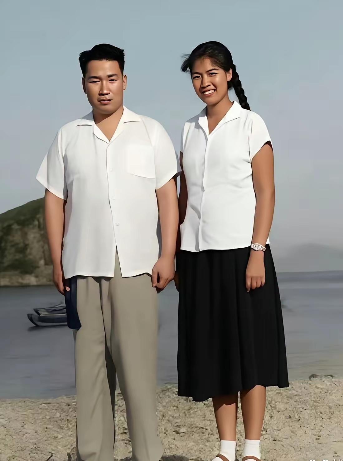 邵华毛岸青，
昔日正年轻。
海边拍下照，
相约一世情。