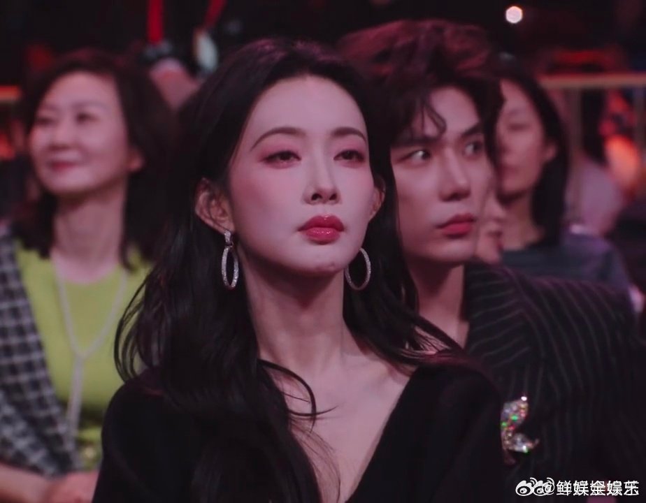 孟子义累到眨眼孟子义快睡着了 满满的行程，孟子义宝宝真的累了孟子义没走红毯