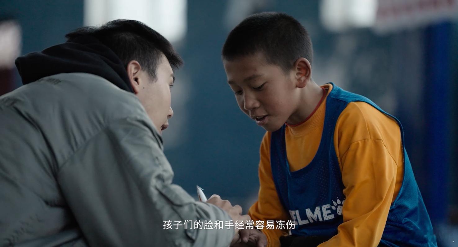 青海高原猎隼队的一条补给线青海小球员逐梦上海的托举之手 看完这部关于猎隼篮球队的