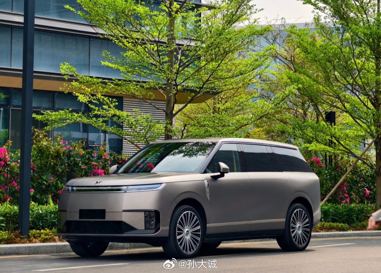 新科技旗舰小鹏GX来了小鹏的超级智能体小鹏GX正式官宣。小鹏GX采用6座布局，长