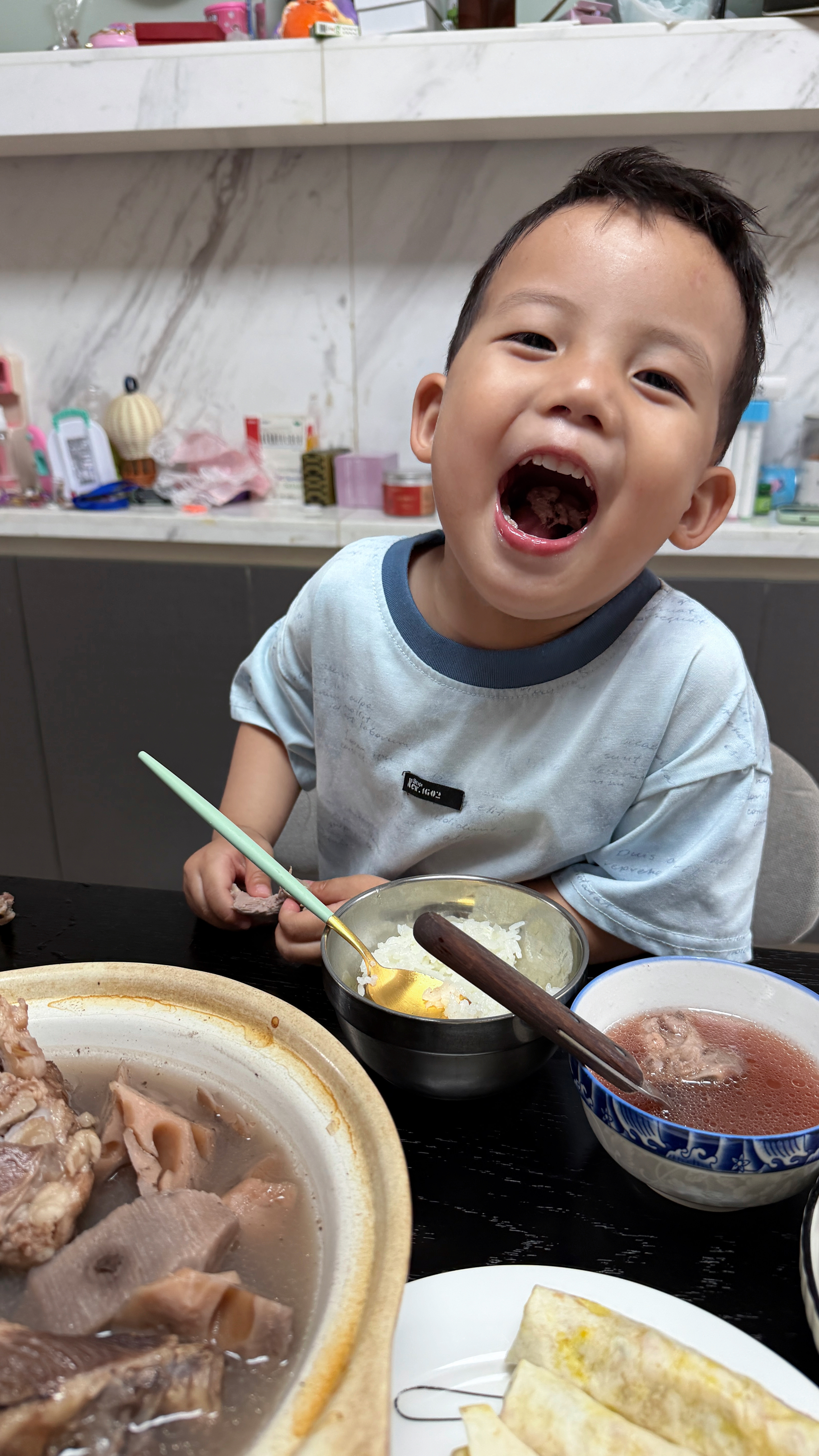 婆婆做了一桌我爱吃的菜。红菇汤，莲藕汤，豌豆🫛，鱼，还有他自己做的厦门薄饼。就