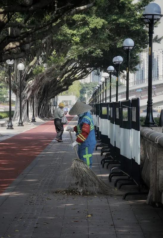 父母在大街上扫地一点都不丢人。丢人的是嫌贫爱富的虚荣之心。
有个公益活动上，9岁