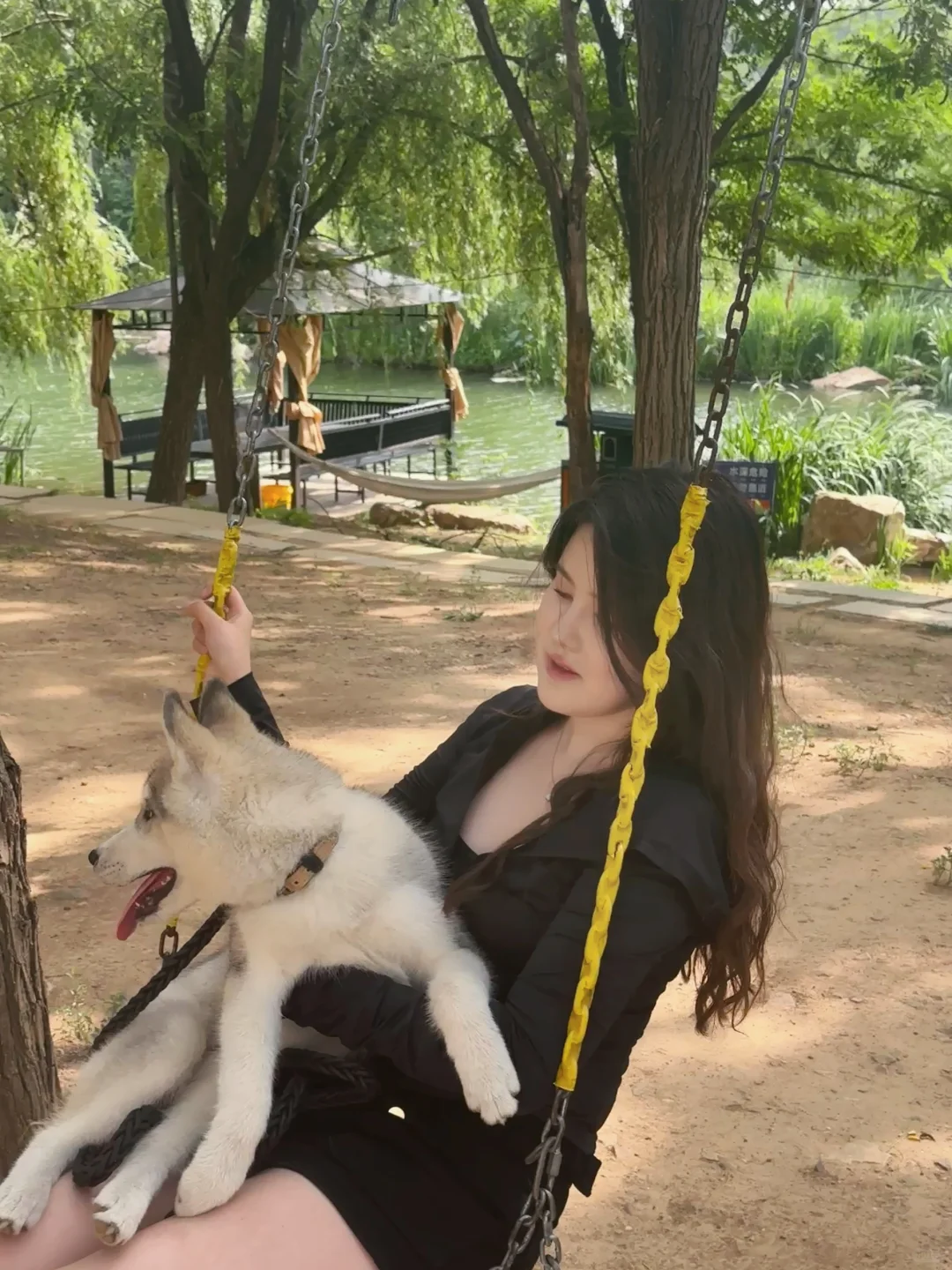 小阿呜荡秋千啦