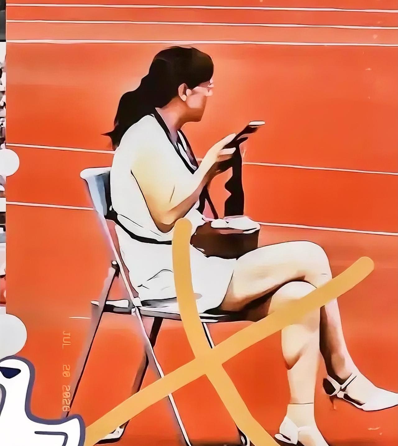 这个女子，就因为升国旗时坐着看手机，被公司开除，并宣布“永不录用”。还真是第一次