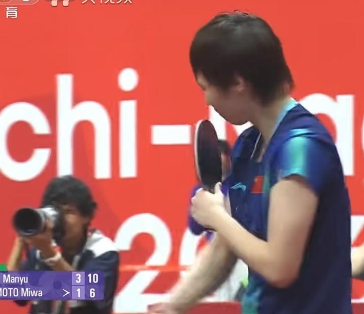 曼昱今天女单比赛4：1战胜张本美和后她与马琳指导的庆祝动作很可爱，曼昱是做了个小