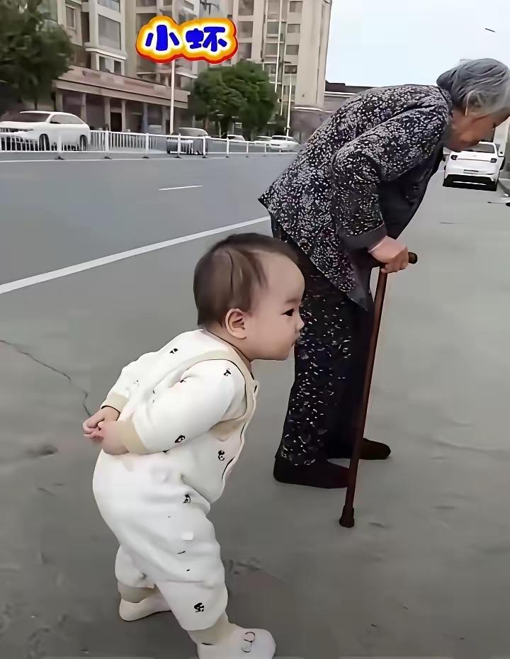 这小样儿？
是个顽皮的孩子，更是个有头脑的小孩，或者是模仿能力极强的小孩，看看：