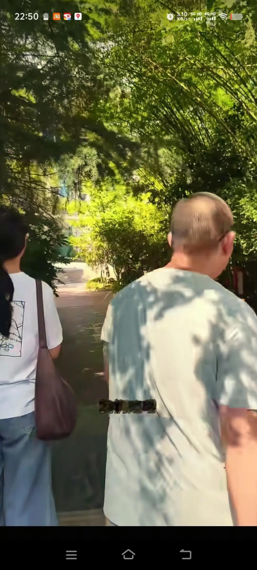 有人说胡龙寻亲成功之后，在网上卖惨装穷，但是胡龙确实是个不容易的孩子，30多的人