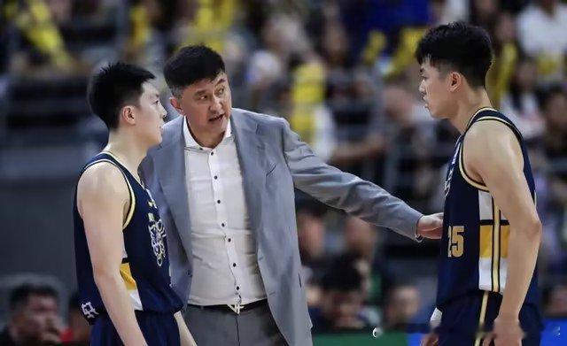 杜指导四年续约广东，我认为合情合理这赛季虽然被球迷诟病，但是，做的还是不错的虽然