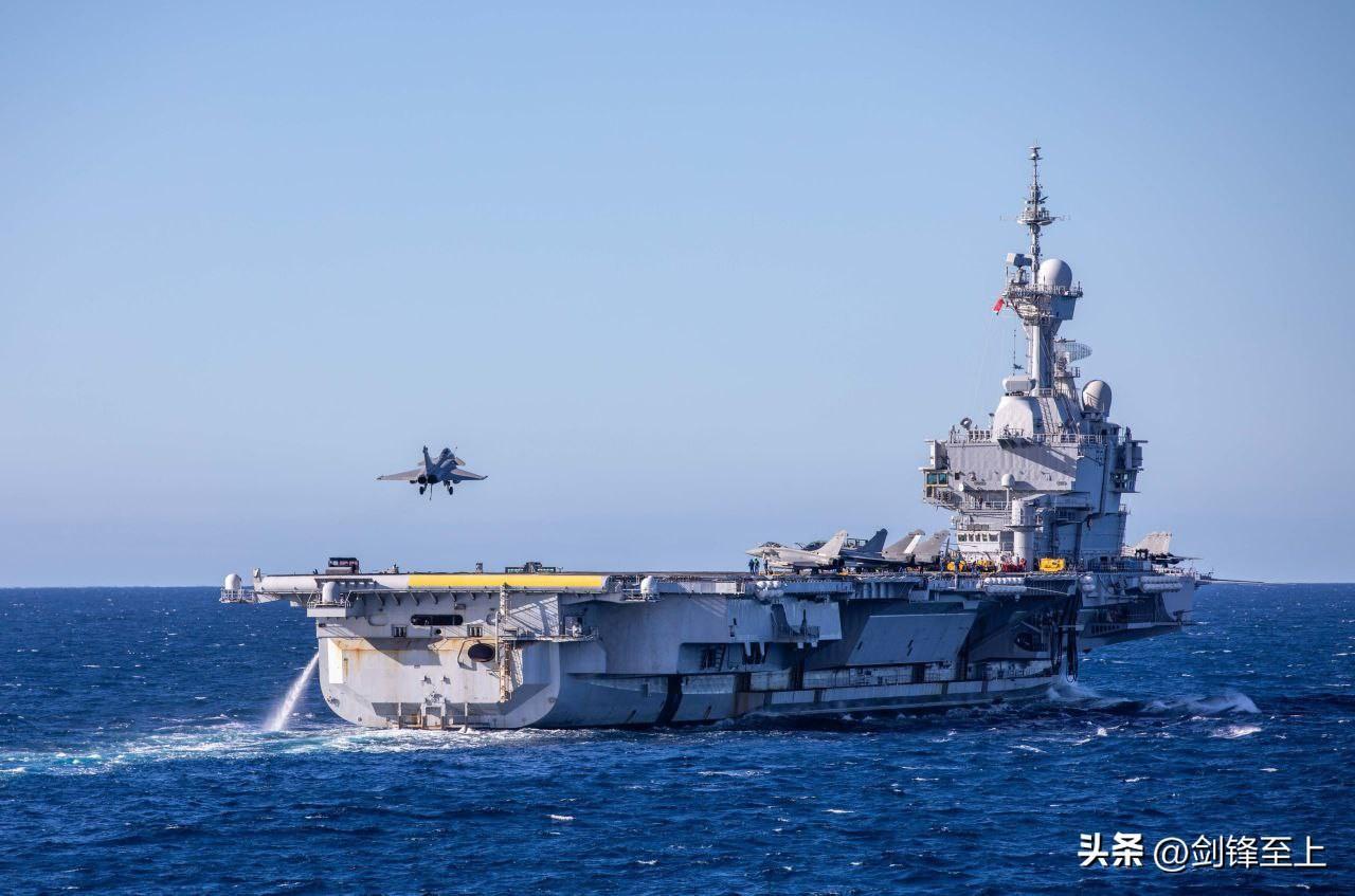 法国戴高乐号航母紧急部署地中海的军事行动备受关注，却意外暴露了一个致命隐患：有报