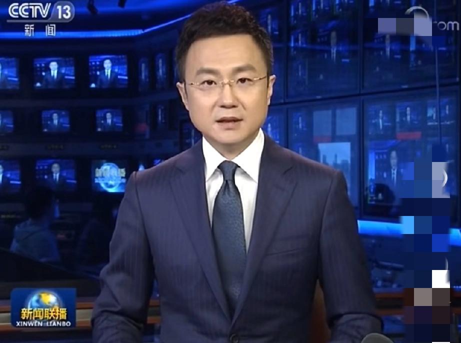 刚强在央视镜头前总是一身笔挺西装，用沉稳的语调播报新闻，可鲜少有人知道他与北京卫