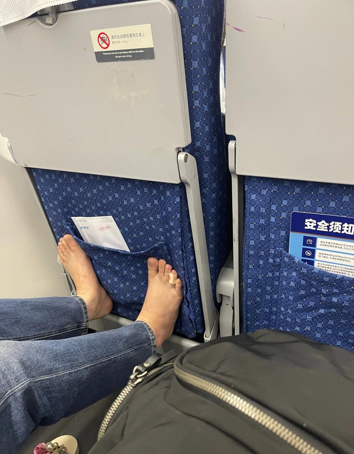 高铁上遇到这种邻座，真的太闹心了！
 
今天出差坐高铁返程，旁边坐了位大姐，一上