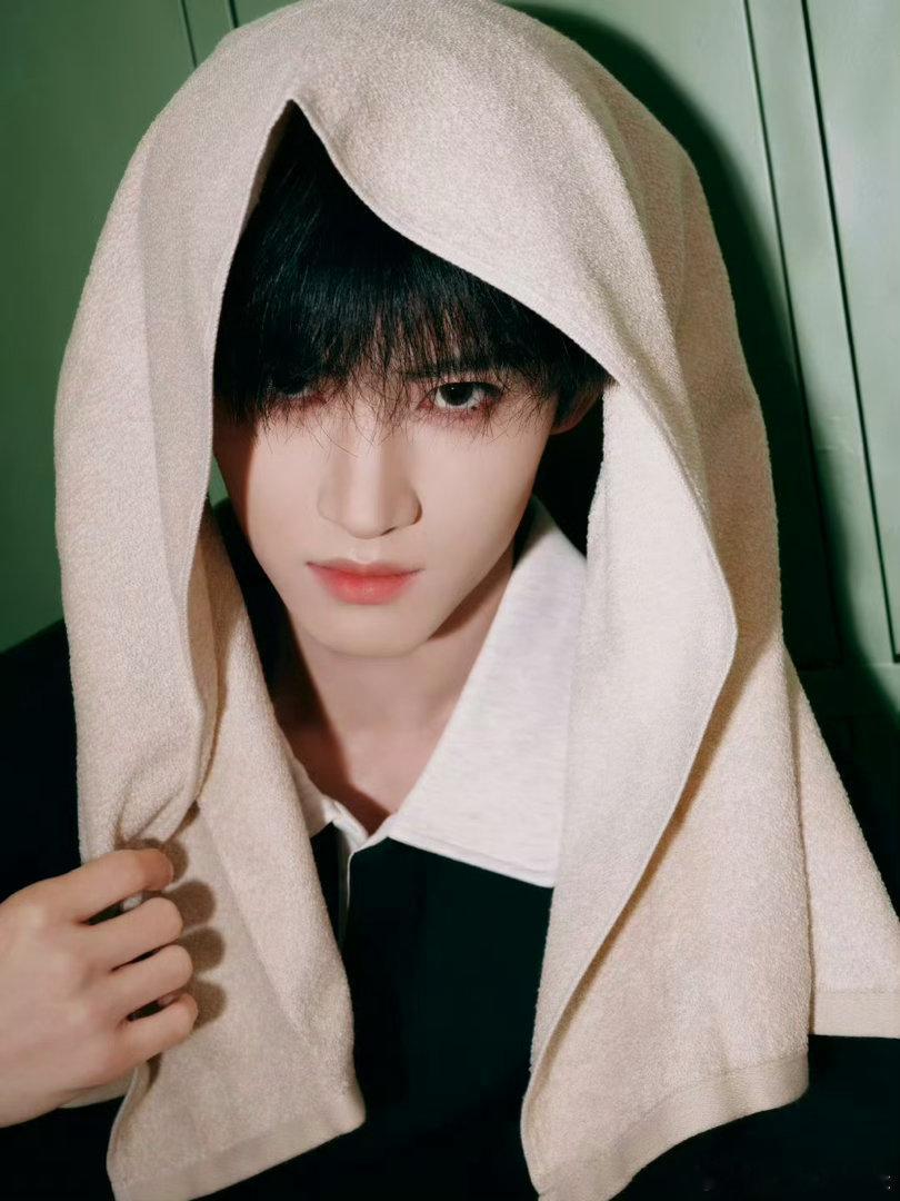 闫桉向粉丝飞吻闫桉不白来都不白来🌙温柔告别满分浪漫，闫桉退场飞吻太圈粉！细腻用